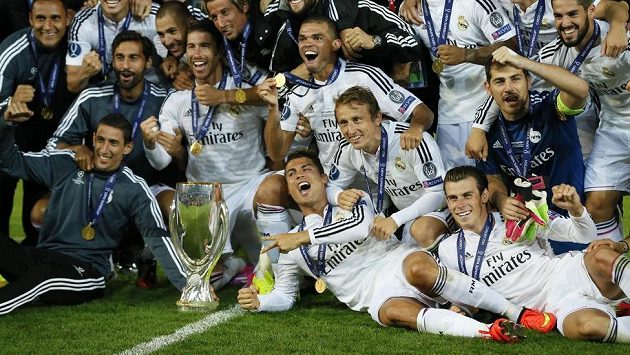 Takhle slavili fotbalisté Realu Madrid v Cardiffu svou první letošní trofej - Superpohár UEFA. Takhle slavili fotbalisté Realu Madrid v Cardiffu svou první letošní trofej - Superpohár UEFA.