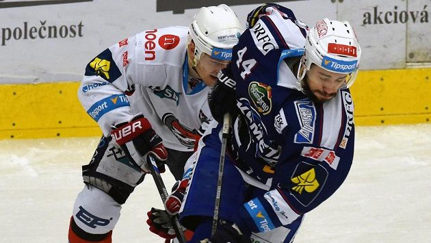 Chomutovský útočník David Květoň (vlevo) v souboji s brněnským forvardem Davidem Ostřížkem. Chomutovský útočník David Květoň (vlevo) v souboji s brněnským forvardem Davidem Ostřížkem.