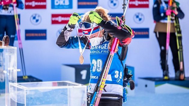 Titul v době koronavirové přináší i neobvyklou sebedekoraci. Markéta Davidová si věší v Pokljuce na krk zlatou medaili po triumfu ve vytrvalostním závodu. Titul v době koronavirové přináší i neobvyklou sebedekoraci. Markéta Davidová si věší v Pokljuce na krk zlatou medaili po triumfu ve vytrvalostním závodu.