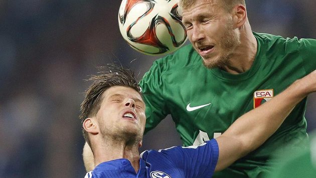 Nizozemský kanonýr Klaas-Jan Huntelaar (vlevo) v dresu Schalke svádí tvrdý hlavičkový souboj s Estoncem Ragnarem Klavanem z Augsburgu. Nizozemský kanonýr Klaas-Jan Huntelaar (vlevo) v dresu Schalke svádí tvrdý hlavičkový souboj s Estoncem Ragnarem Klavanem z Augsburgu.