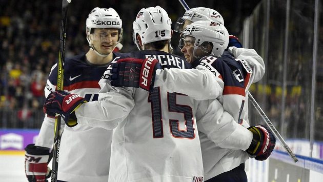 Radost hokejistů USA po gólu v souboji se Švédskem. Radost hokejistů USA po gólu v souboji se Švédskem.