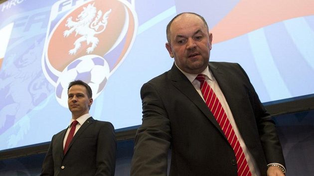 Zprava předseda Fotbalové asociace České republiky Miroslav Pelta a generální sekretář FAČR Rudolf Řepka na sobotní nevolební valné hromadě. Zprava předseda Fotbalové asociace České republiky Miroslav Pelta a generální sekretář FAČR Rudolf Řepka na sobotní nevolební valné hromadě.