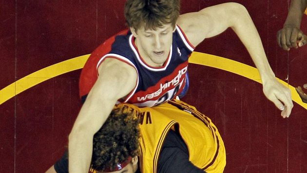 Český basketbalista Jan Veselý v souboji s Andersonem Varejaomem z Clevelandu. Český basketbalista Jan Veselý v souboji s Andersonem Varejaomem z Clevelandu.