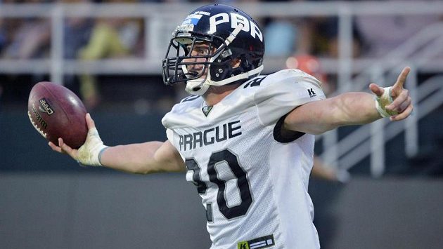 Jan Kabát z Panthers při touchdownu finále české ligy amerického fotbalu. Jan Kabát z Panthers při touchdownu finále české ligy amerického fotbalu.
