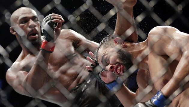 Jon Jones (vlevo) útočí. Dominick Reyes se brání proti kopu na hlavu. Jon Jones (vlevo) útočí. Dominick Reyes se brání proti kopu na hlavu.