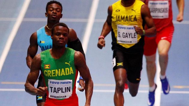 Bralon Taplin z Granady v čele rozběhu, který byl v cíli kompletně diskvalifikován. Bralon Taplin z Granady v čele rozběhu, který byl v cíli kompletně diskvalifikován.
