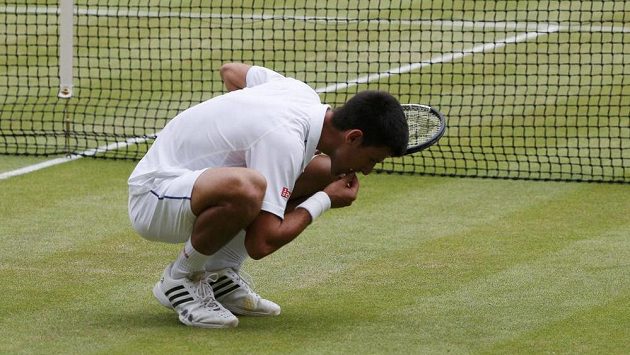 Novak Djokovič po wimbledonském triumfu opět jedl trávu. Novak Djokovič po wimbledonském triumfu opět jedl trávu.
