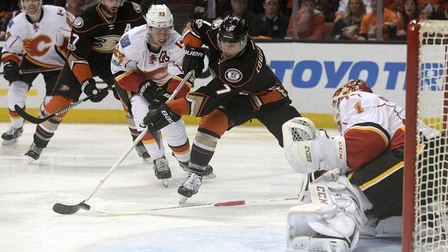 Útočník Anaheimu Ducks Andrew Cogliano je jedním z kandidátů na zisk trofeje Billa Mastertona za vytrvalost, sportovního ducha a oddanost hokeji. Útočník Anaheimu Ducks Andrew Cogliano je jedním z kandidátů na zisk trofeje Billa Mastertona za vytrvalost, sportovního ducha a oddanost hokeji.