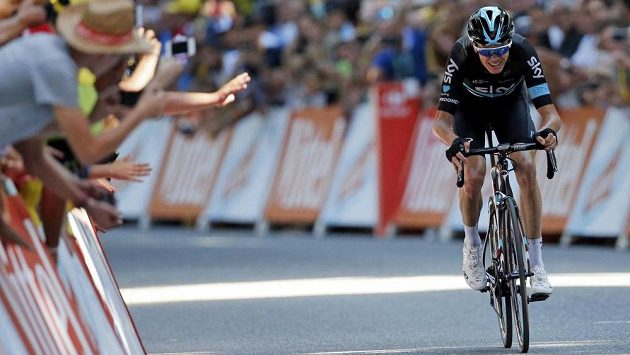 Chris Froome spěchá do cíle osmé etapy Tour de France. Chris Froome spěchá do cíle osmé etapy Tour de France.
