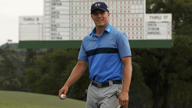 Americký golfista Jordan Spieth na osmnácté jamce během turnaje Masters v Augustě. Americký golfista Jordan Spieth na osmnácté jamce během turnaje Masters v Augustě.