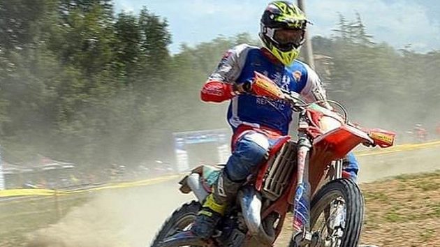 Čeští reprezentanti bojující o Světovou trofej na endurové Šestidenní se po pátém dnu posunuli na průběžně šesté místo. Čeští reprezentanti bojující o Světovou trofej na endurové Šestidenní se po pátém dnu posunuli na průběžně šesté místo.
