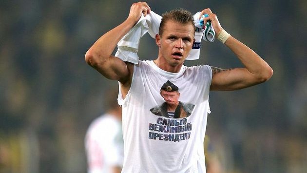 Dmitrij Tarasov z Lokomotivu Moskva po zápase na hřišti Fenerbahce Istanbul vyjádřil podporu svému prezidentovi Vladimiru Putinovi. Dmitrij Tarasov z Lokomotivu Moskva po zápase na hřišti Fenerbahce Istanbul vyjádřil podporu svému prezidentovi Vladimiru Putinovi.