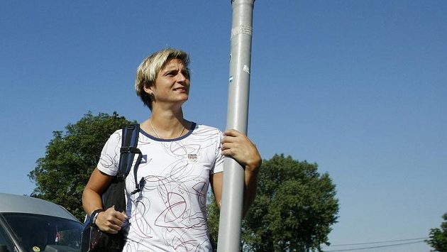 Oštěpařka Barbora Špotáková se svým nářadím před odletem do Londýna Oštěpařka Barbora Špotáková se svým nářadím před odletem do Londýna