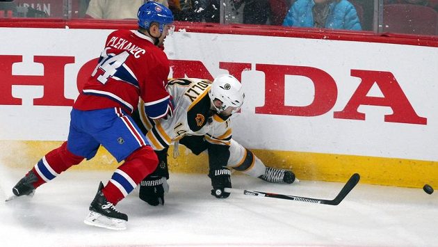 Tomáš Plekanec (vlevo) z Montrealu svádí souboj u mantinelu s Brettem Connollym z Bostonu. Tomáš Plekanec (vlevo) z Montrealu svádí souboj u mantinelu s Brettem Connollym z Bostonu.