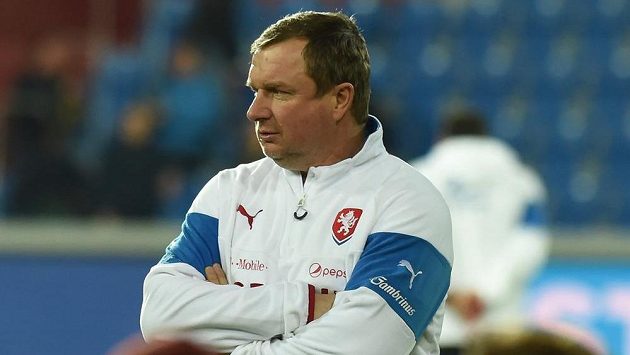 Trenér české reprezentace Pavel Vrba během přípravného utkání se Srbskem. Trenér české reprezentace Pavel Vrba během přípravného utkání se Srbskem.