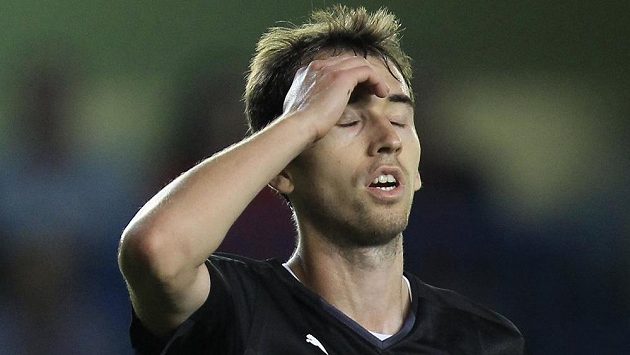 Zklamaný záložník Tomáš Hořava poté, co Plzeň inkasovala ve Villarrealu úvodní gól. Zklamaný záložník Tomáš Hořava poté, co Plzeň inkasovala ve Villarrealu úvodní gól.