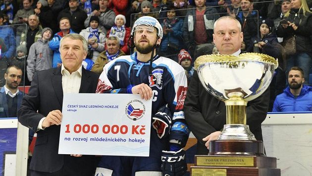 Petr Kadlec z Plzně s Prezidentským pohárem. Petr Kadlec z Plzně s Prezidentským pohárem.