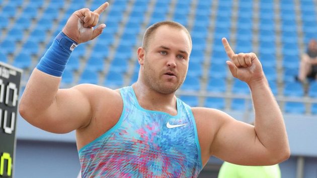 Koulař Tomáš Staněk po vítězství na Grand Prix Ústí nad Labem. Koulař Tomáš Staněk po vítězství na Grand Prix Ústí nad Labem.