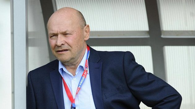 Trenér Plzně Miroslav Koubek sleduje počínání svých svěřenců v utkání s Brnem. Trenér Plzně Miroslav Koubek sleduje počínání svých svěřenců v utkání s Brnem.