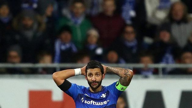 Kapitán fotbalistů Darmstadtu Aytac Sulu během zápasu s Hamburkem. Kapitán fotbalistů Darmstadtu Aytac Sulu během zápasu s Hamburkem.