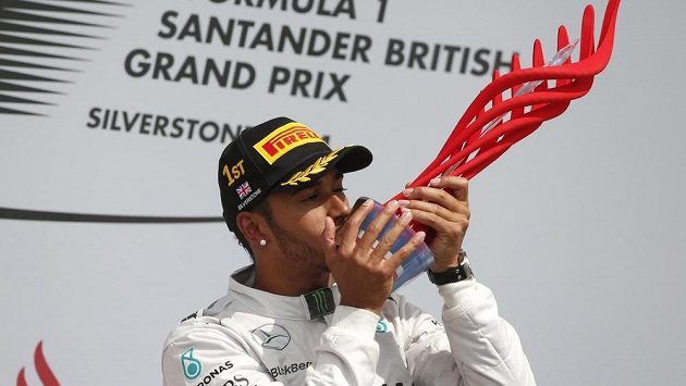 Lewis Hamilton s trofejí pro vítěze britské GP formule 1 v Silverstonu. Lewis Hamilton s trofejí pro vítěze britské GP formule 1 v Silverstonu.