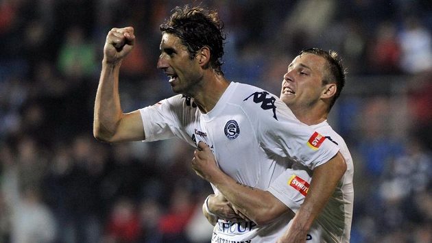 Útočník Slovácka Libor Došek se raduje ze stého gólu v české lize. Vpravo je obránce Petr Reinberk. Útočník Slovácka Libor Došek se raduje ze stého gólu v české lize. Vpravo je obránce Petr Reinberk.