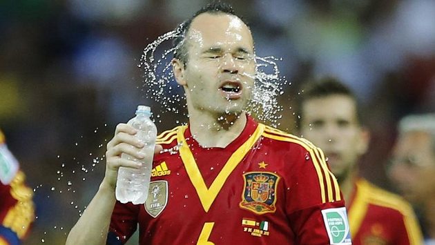 Španěl Andrés Iniesta se osvěžuje během prodloužení semifinálového duelu Poháru FIFA proti Itálii. Španěl Andrés Iniesta se osvěžuje během prodloužení semifinálového duelu Poháru FIFA proti Itálii.