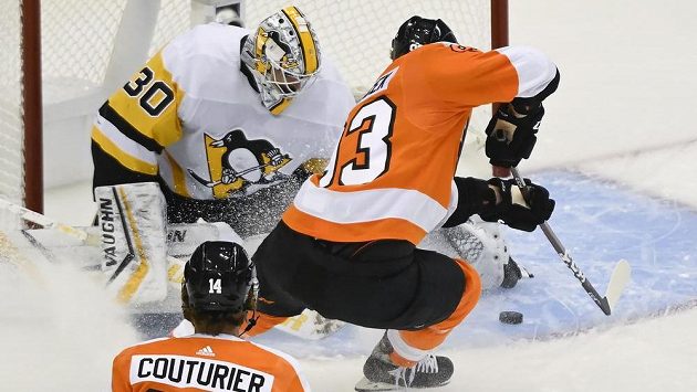 Brankář Pittsburghu Matt Murray zasahuje před Jakubem Voráčkem. Přihlíží Voráčkův spoluhráč z Philadelphie Sean Couturier. Brankář Pittsburghu Matt Murray zasahuje před Jakubem Voráčkem. Přihlíží Voráčkův spoluhráč z Philadelphie Sean Couturier.