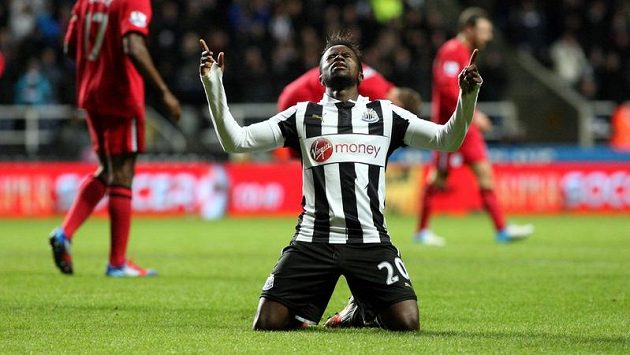 Gael Bigirimana (v pruhovaném dresu) z Newcastlu se raduje ze vstřelení gólu do sítě Wiganu. Gael Bigirimana (v pruhovaném dresu) z Newcastlu se raduje ze vstřelení gólu do sítě Wiganu.