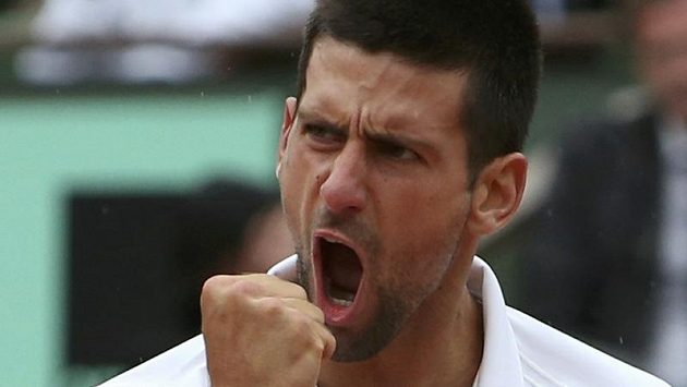 Radostné gesto Novaka Djokoviče ve čtvrtfinále Roland Garros. Radostné gesto Novaka Djokoviče ve čtvrtfinále Roland Garros.