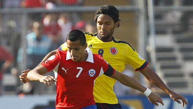 Chilský útočník Alexis Sánchez (v červeném) v kvalifikačním utkání o postup na MS 2014 proti Kolumbii. Chilský útočník Alexis Sánchez (v červeném) v kvalifikačním utkání o postup na MS 2014 proti Kolumbii.