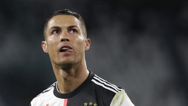 Cristiano Ronaldo z Juventusu v semifinále poháru s AC Milán. Cristiano Ronaldo z Juventusu v semifinále poháru s AC Milán.