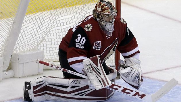 Brankář Marek Langhamer z týmu Arizona Coyotes si užil v NHL patnáct minut slávy. Teď se vrací na farmu. Brankář Marek Langhamer z týmu Arizona Coyotes si užil v NHL patnáct minut slávy. Teď se vrací na farmu.