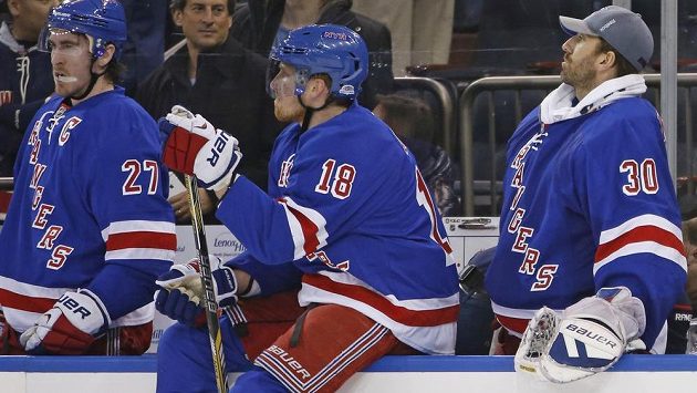 Obránce Marc Staal (uprostřed) se spoluhráči z New Yorku Rangers Ryanem McDonaghem (vlevo) a brankářem Henrikem Lundqvistem v Madison Square Garden. Obránce Marc Staal (uprostřed) se spoluhráči z New Yorku Rangers Ryanem McDonaghem (vlevo) a brankářem Henrikem Lundqvistem v Madison Square Garden.
