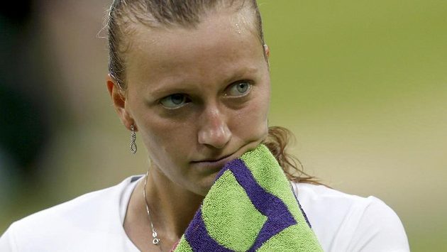Smutek Petry Kvitové po vyřazení ve čtvrtfinále grandslamového Wimbledonu. Smutek Petry Kvitové po vyřazení ve čtvrtfinále grandslamového Wimbledonu.
