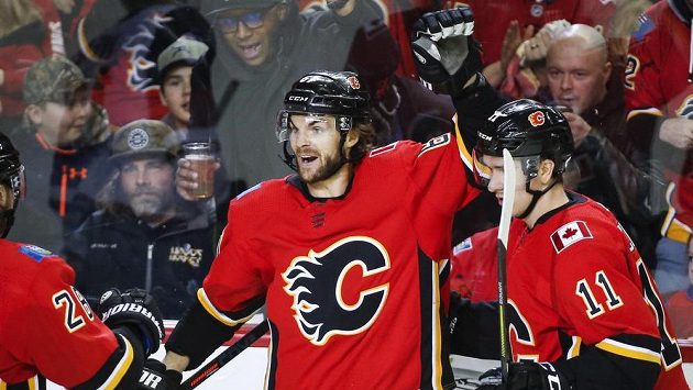 Útočník Calgary Flames Michael Frolík (vlevo) slaví gól v utkání NHL proti Arizoně. Útočník Calgary Flames Michael Frolík (vlevo) slaví gól v utkání NHL proti Arizoně.