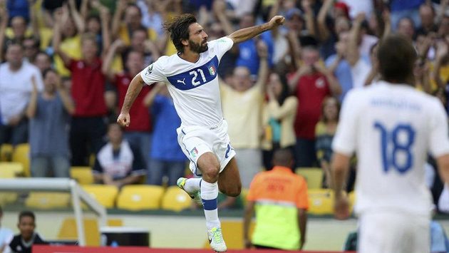 Italský reprezentant Andrea Pirlo oslavuje svou parádní trefu do sítě Mexika v utkání Poháru FIFA. Italský reprezentant Andrea Pirlo oslavuje svou parádní trefu do sítě Mexika v utkání Poháru FIFA.