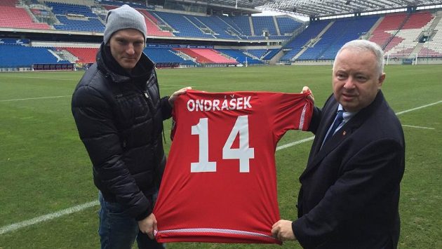 Zdeněk Ondrášek dostal ve Wisle Krakov dres s číslem 14, na snímku s ním je prezident klubu Piotr Dunin-Stuligostowski. Zdeněk Ondrášek dostal ve Wisle Krakov dres s číslem 14, na snímku s ním je prezident klubu Piotr Dunin-Stuligostowski.