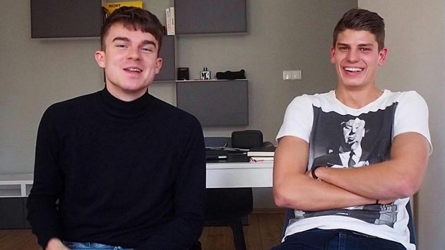 Vlevo známý český youtuber Karel Kovář alias "Kovy", vpravo Jan Mejdr, fotbalista Sokolova a také youtuber. Vlevo známý český youtuber Karel Kovář alias "Kovy", vpravo Jan Mejdr, fotbalista Sokolova a také youtuber.