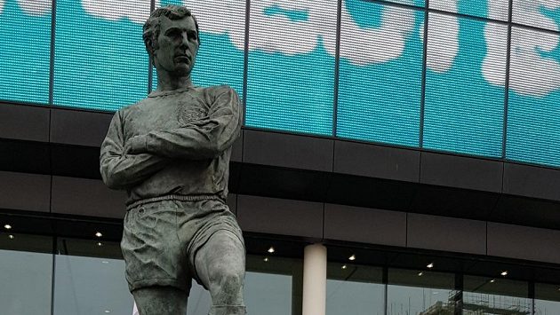 Nad hlavním vchodem stadionu ve Wembley se tyčí socha kapitána mistrů světa 1966 Bobbyho Moorea. Nad hlavním vchodem stadionu ve Wembley se tyčí socha kapitána mistrů světa 1966 Bobbyho Moorea.