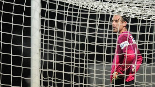 Zkroušený Špit právě přišel o stou nulu v lize. Připravil ho o ni mladoboleslavský Ščuk, který v závěru utkání s Jabloncem vyrovnal na konečných 1:1 Zkroušený Špit právě přišel o stou nulu v lize. Připravil ho o ni mladoboleslavský Ščuk, který v závěru utkání s Jabloncem vyrovnal na konečných 1:1
