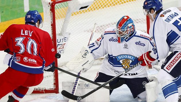 Český útočník Jakub Lev na finského brankáře Juhu Metsolu nevyzrál. Zcela vpravo je zadák Atte Ohtamaa. Český útočník Jakub Lev na finského brankáře Juhu Metsolu nevyzrál. Zcela vpravo je zadák Atte Ohtamaa.