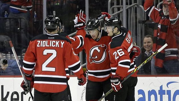 Marek Židlický (vlevo) a Martin Havlát (uprostřed) se radují z branky, kterou vstřelil jejich spoluhráč z New Jersey Patrik Eliáš. Marek Židlický (vlevo) a Martin Havlát (uprostřed) se radují z branky, kterou vstřelil jejich spoluhráč z New Jersey Patrik Eliáš.