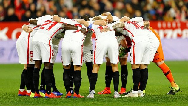 Fotbalisté FC Sevilla před začátkem pohárového duelu se slavnou Barcelonou. Nakonec ji Sevilla doma porazila 2:0. Fotbalisté FC Sevilla před začátkem pohárového duelu se slavnou Barcelonou. Nakonec ji Sevilla doma porazila 2:0.