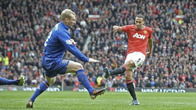 Rio Ferdinand (vpravo) pálí v duelu Premier League proti Evertonu, střelu se snaží zblokovat Tony Hibbert Rio Ferdinand (vpravo) pálí v duelu Premier League proti Evertonu, střelu se snaží zblokovat Tony Hibbert