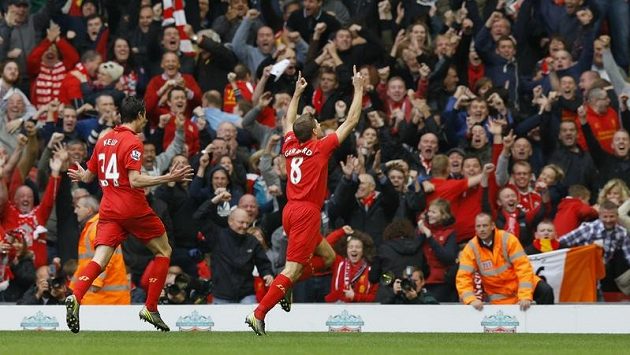 Obránce Liverpoolu Martin Kelly (vlevo) se raduje společně se Stevenem Gerrardem z gólu. Ilustrační foto. Obránce Liverpoolu Martin Kelly (vlevo) se raduje společně se Stevenem Gerrardem z gólu. Ilustrační foto.