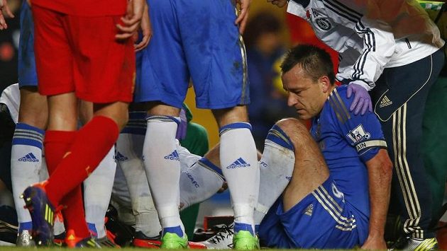 John Terry zápas s Liverpoolem nedohrál. Nezahraje si ani na MS klubů. John Terry zápas s Liverpoolem nedohrál. Nezahraje si ani na MS klubů.