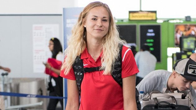 Amálie Švábíková během odletu atletické výpravy na loňské MS do Londýna. Amálie Švábíková během odletu atletické výpravy na loňské MS do Londýna.