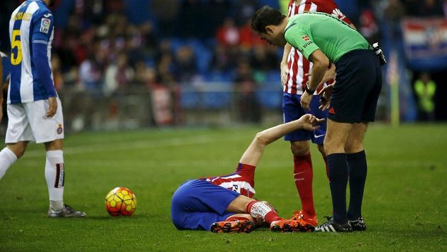Záložník Atlétika Tiago Mendes leží na zemi během zápasu s Espaňolem. Madridskému celku bude chybět čtyři měsíce. Záložník Atlétika Tiago Mendes leží na zemi během zápasu s Espaňolem. Madridskému celku bude chybět čtyři měsíce.