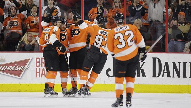 Jakub Voráček (druhý zprava) oslavuje se spoluhráči z Philadelphie gól Clauda Girouxe v duelu s Washingtonem. Jakub Voráček (druhý zprava) oslavuje se spoluhráči z Philadelphie gól Clauda Girouxe v duelu s Washingtonem.